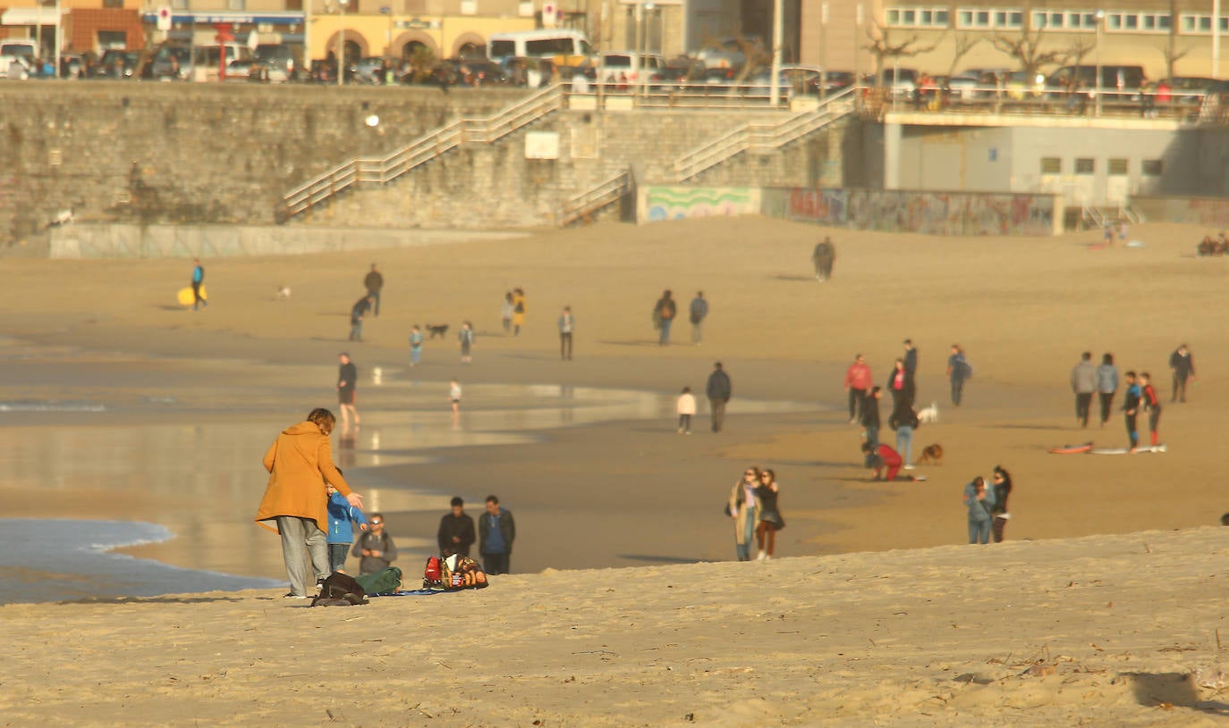 Gipuzkoa ha estrenado el mes de febrero con un tiempo más propio del verano que del invierno. El sol y las agradables temperaturas han invitado a la playa o al monte.