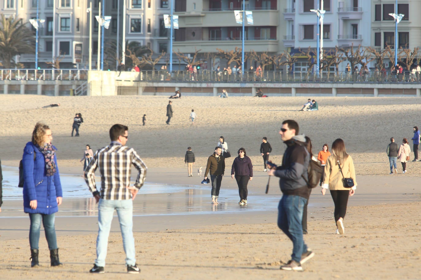 Gipuzkoa ha estrenado el mes de febrero con un tiempo más propio del verano que del invierno. El sol y las agradables temperaturas han invitado a la playa o al monte.