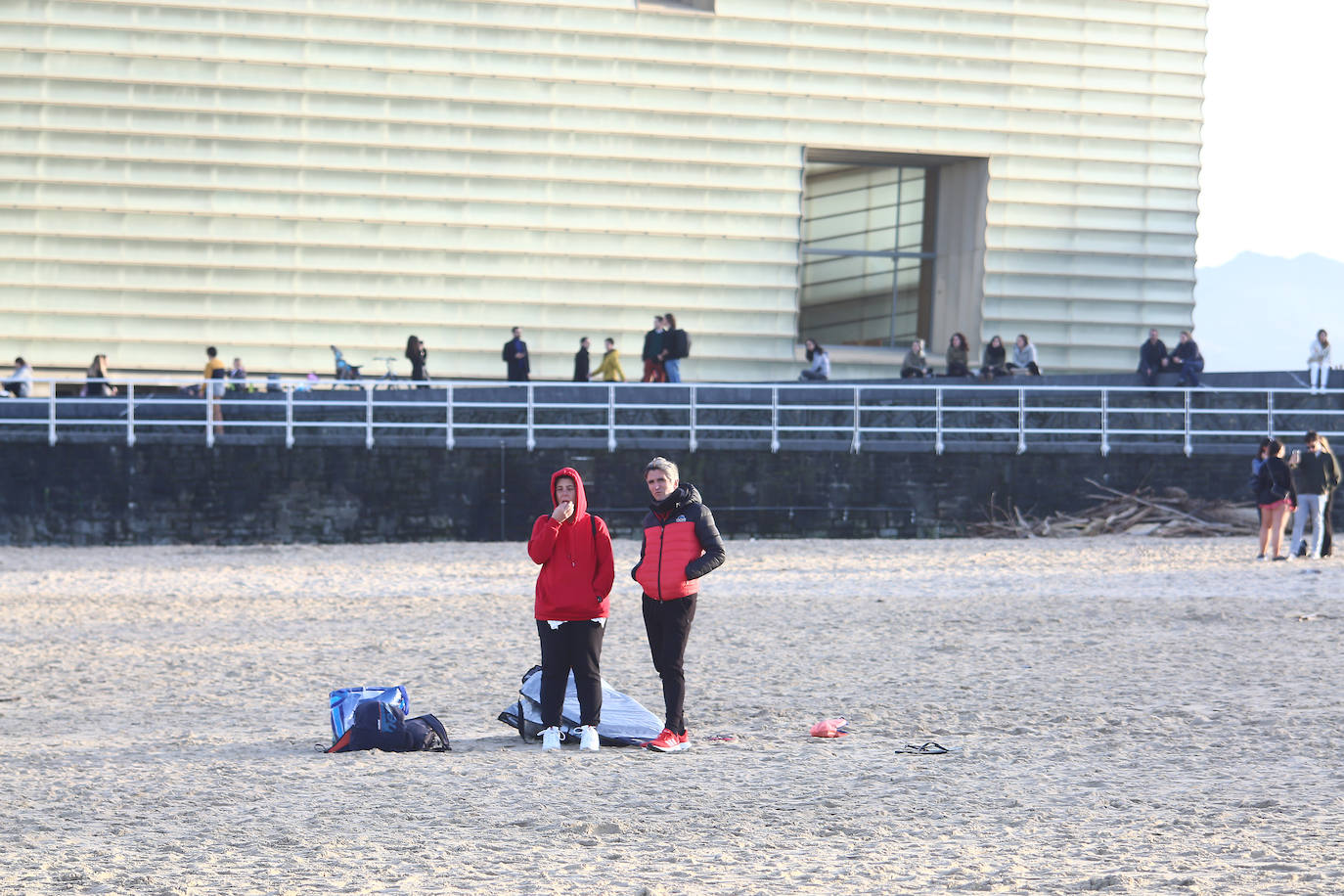Gipuzkoa ha estrenado el mes de febrero con un tiempo más propio del verano que del invierno. El sol y las agradables temperaturas han invitado a la playa o al monte.