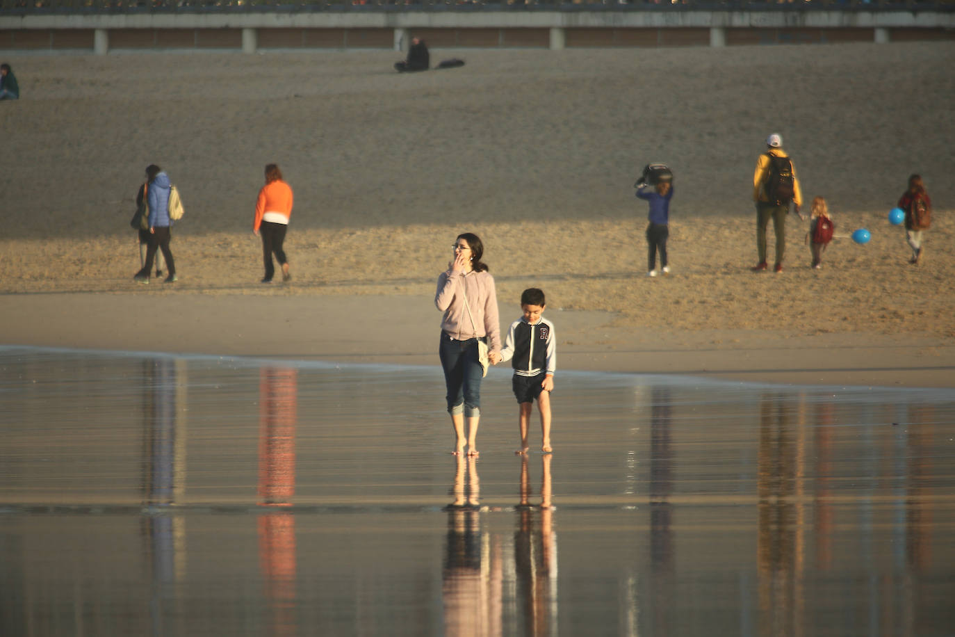 Gipuzkoa ha estrenado el mes de febrero con un tiempo más propio del verano que del invierno. El sol y las agradables temperaturas han invitado a la playa o al monte.
