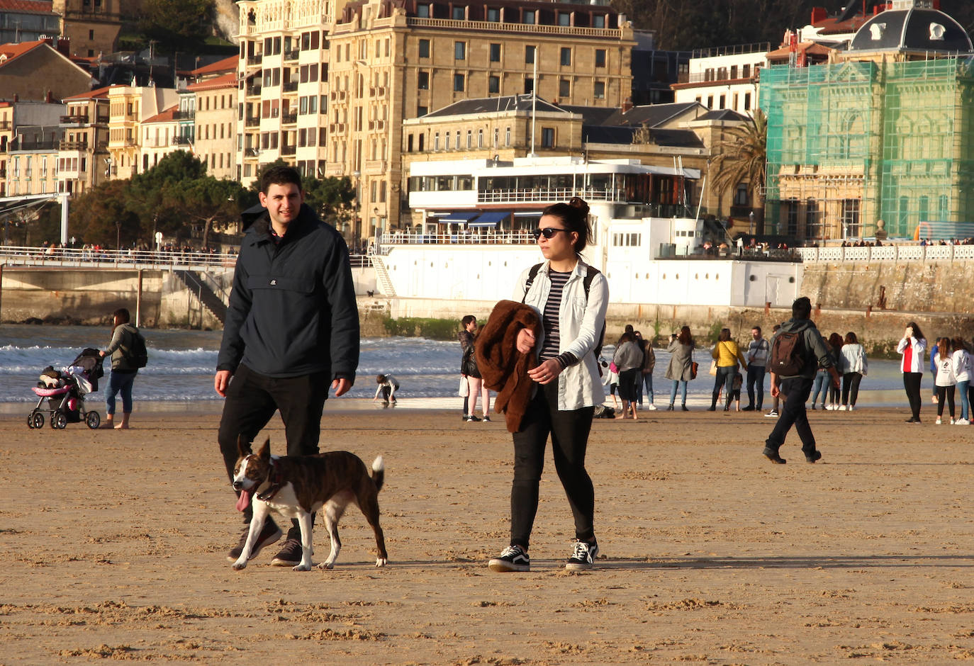 Gipuzkoa ha estrenado el mes de febrero con un tiempo más propio del verano que del invierno. El sol y las agradables temperaturas han invitado a la playa o al monte.