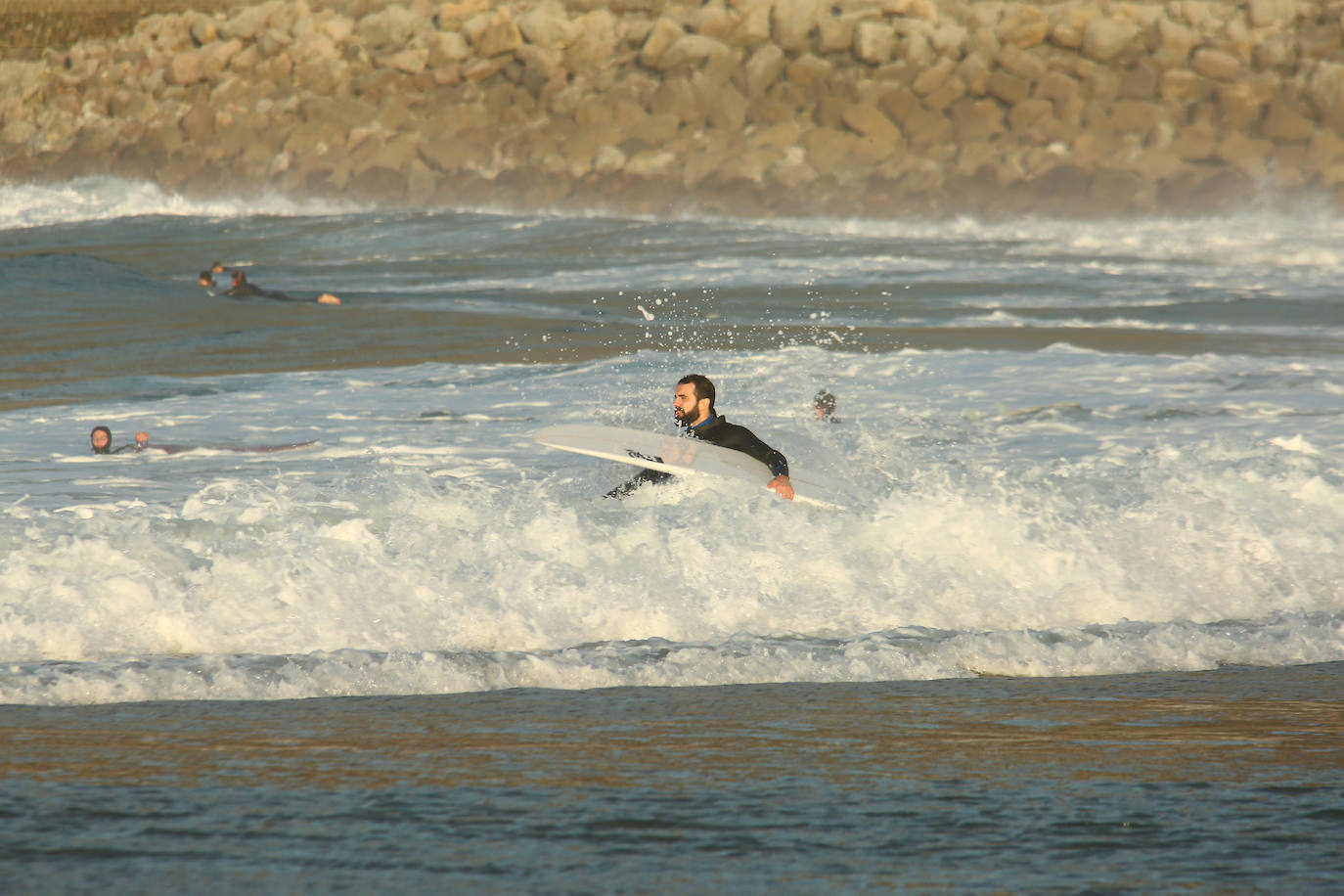 Gipuzkoa ha estrenado el mes de febrero con un tiempo más propio del verano que del invierno. El sol y las agradables temperaturas han invitado a la playa o al monte.