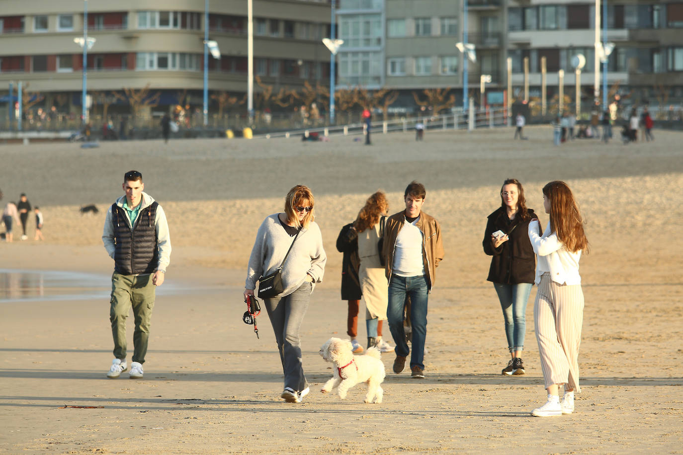 Gipuzkoa ha estrenado el mes de febrero con un tiempo más propio del verano que del invierno. El sol y las agradables temperaturas han invitado a la playa o al monte.