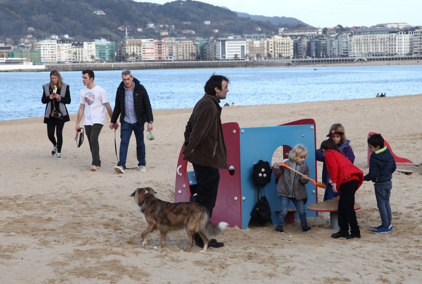 Gipuzkoa ha estrenado el mes de febrero con un tiempo más propio del verano que del invierno. El sol y las agradables temperaturas han invitado a la playa o al monte.