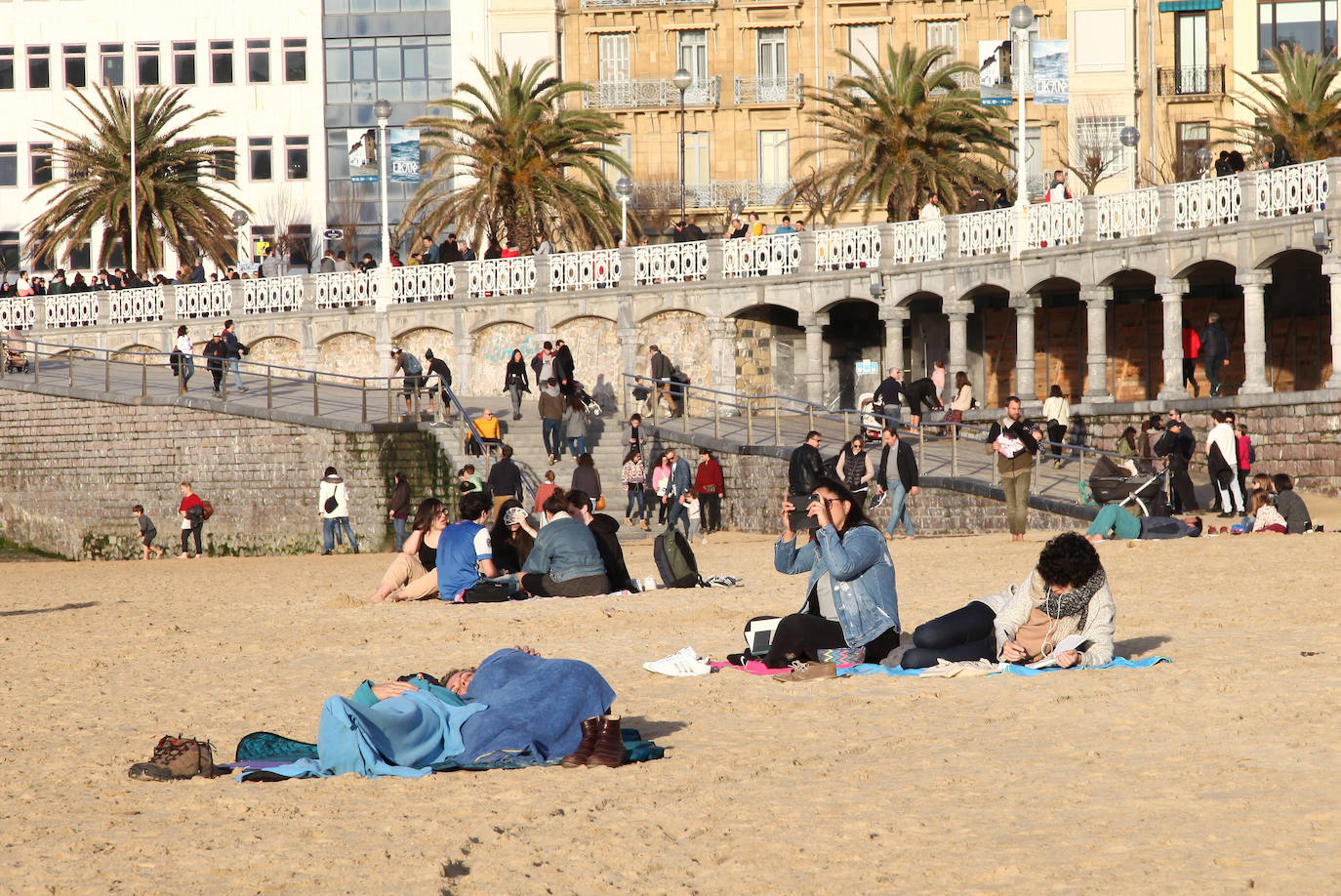 Gipuzkoa ha estrenado el mes de febrero con un tiempo más propio del verano que del invierno. El sol y las agradables temperaturas han invitado a la playa o al monte.
