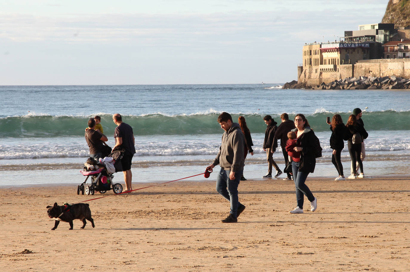 Gipuzkoa ha estrenado el mes de febrero con un tiempo más propio del verano que del invierno. El sol y las agradables temperaturas han invitado a la playa o al monte.