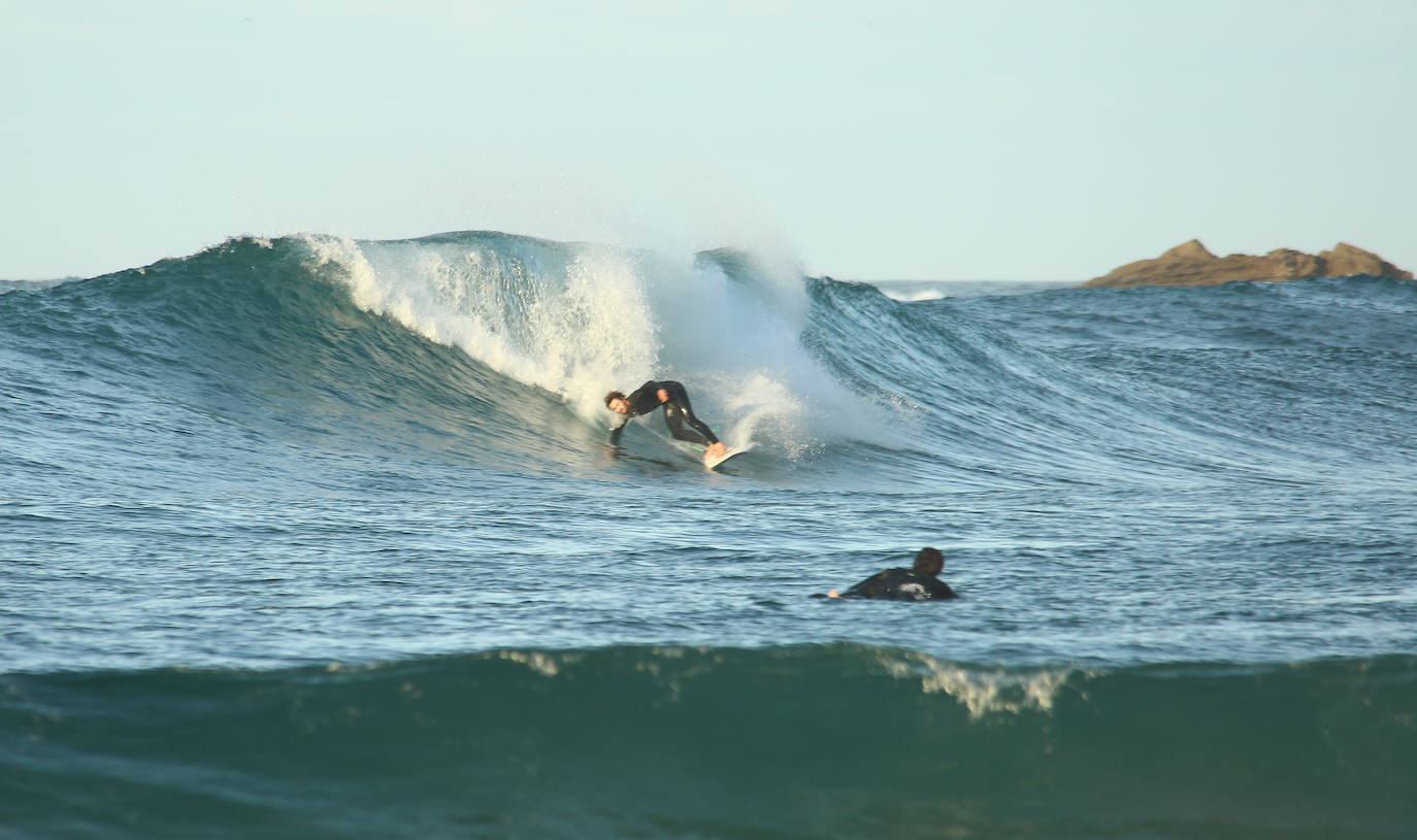 Gipuzkoa ha estrenado el mes de febrero con un tiempo más propio del verano que del invierno. El sol y las agradables temperaturas han invitado a la playa o al monte.