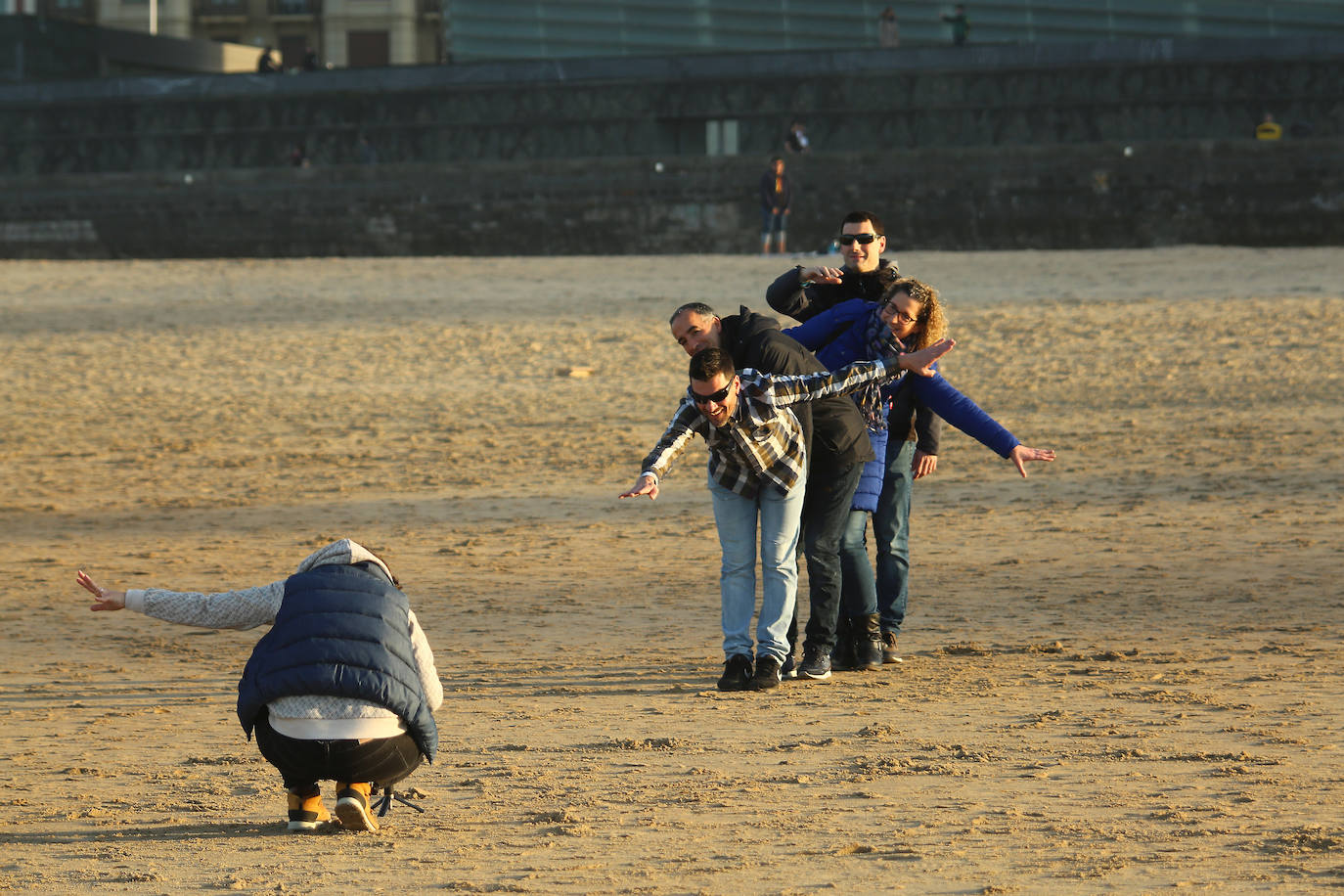 Gipuzkoa ha estrenado el mes de febrero con un tiempo más propio del verano que del invierno. El sol y las agradables temperaturas han invitado a la playa o al monte.