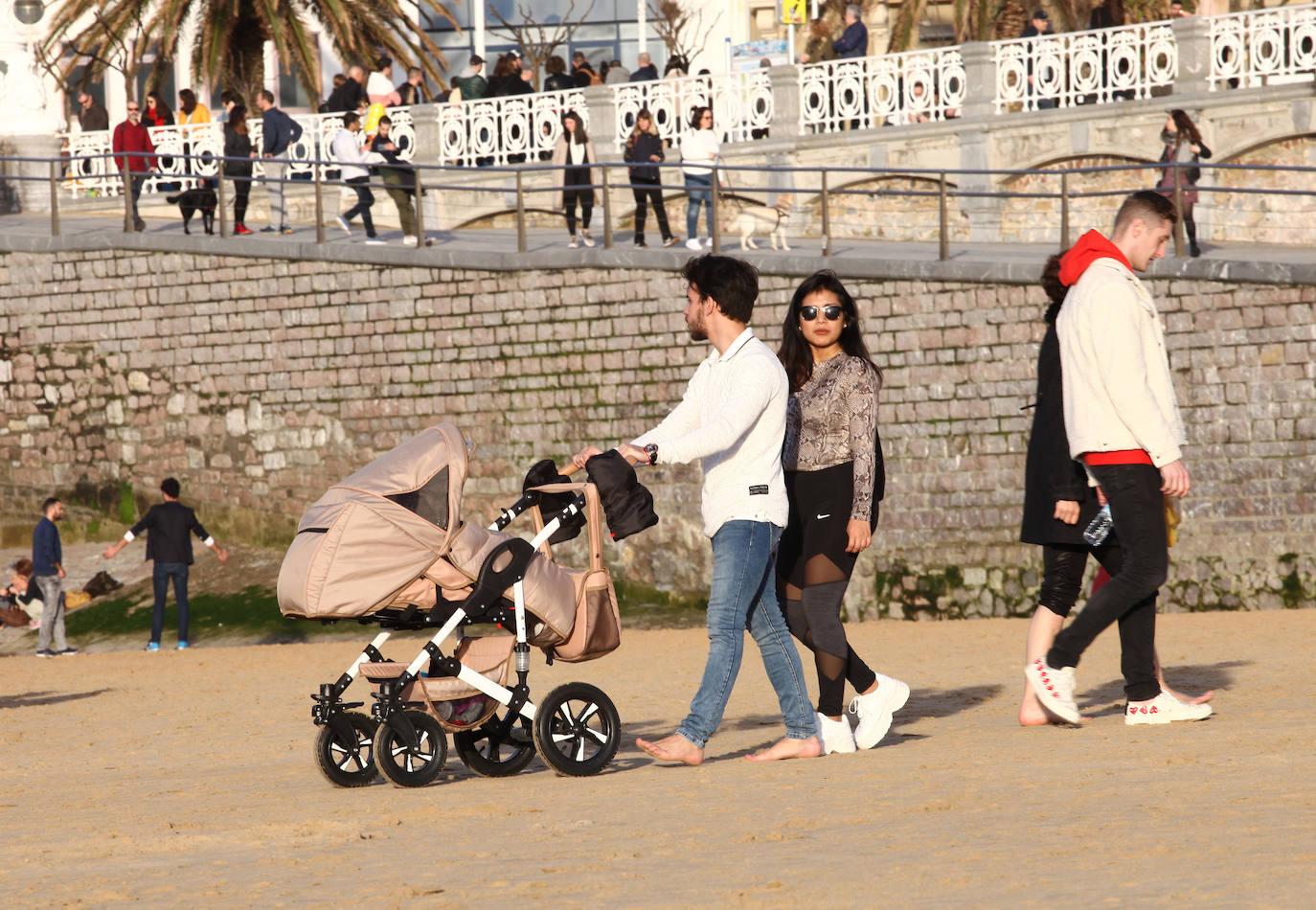Gipuzkoa ha estrenado el mes de febrero con un tiempo más propio del verano que del invierno. El sol y las agradables temperaturas han invitado a la playa o al monte.