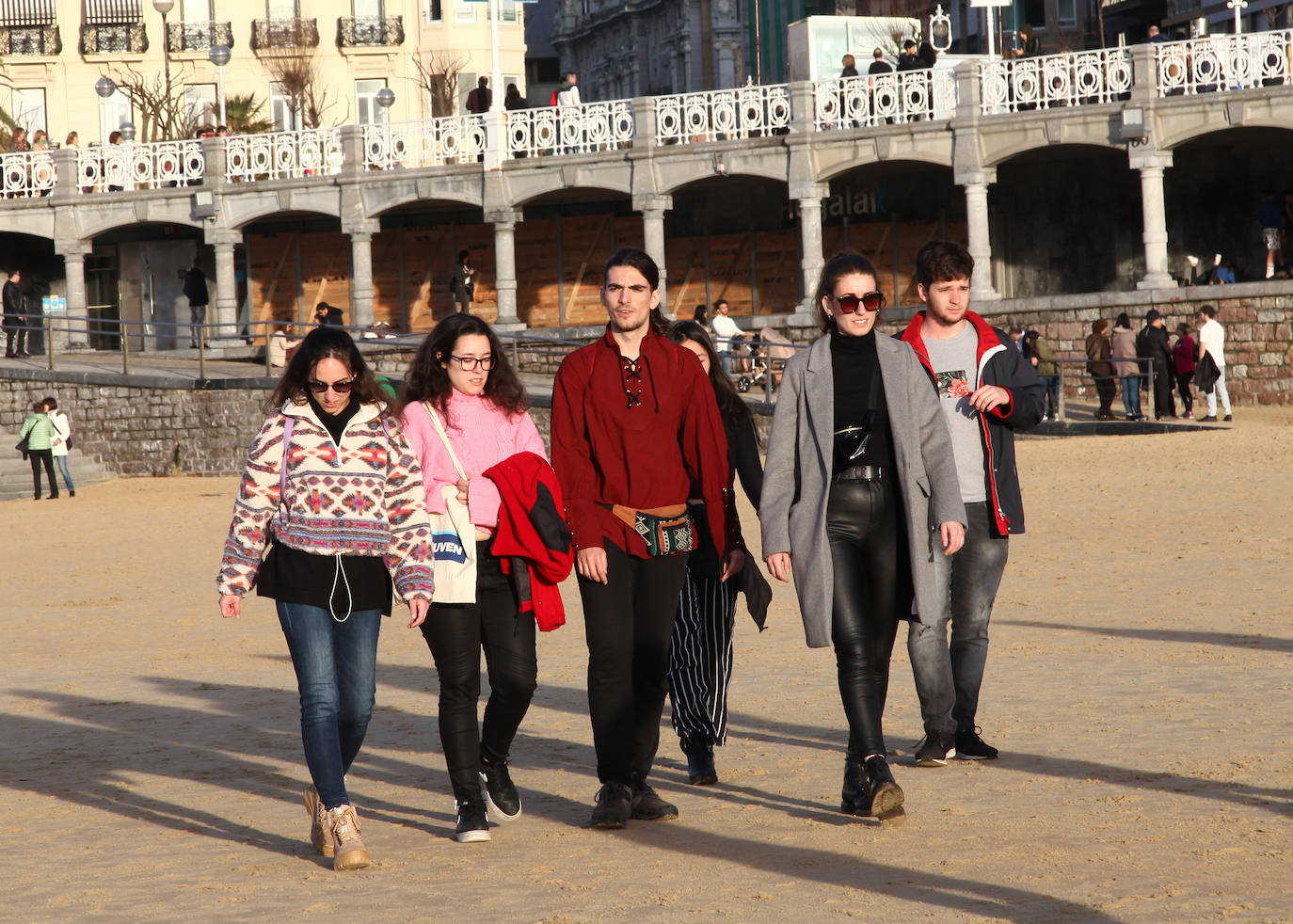Gipuzkoa ha estrenado el mes de febrero con un tiempo más propio del verano que del invierno. El sol y las agradables temperaturas han invitado a la playa o al monte.