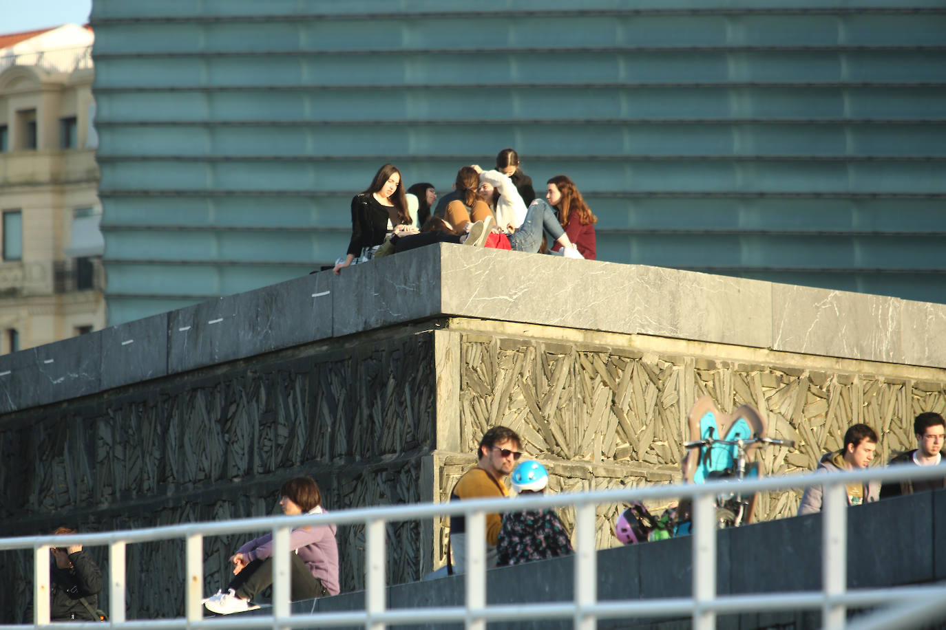 Gipuzkoa ha estrenado el mes de febrero con un tiempo más propio del verano que del invierno. El sol y las agradables temperaturas han invitado a la playa o al monte.