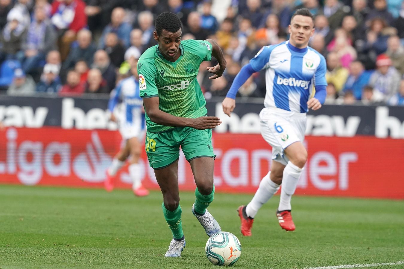 Los txuri-urdin caen en Butarque tras el gol de falta directa de Óscar Rodríguez en el último minuto. Isak adelantó a la Real en la primera parte y Omeruo puso las tablas en el 48. 