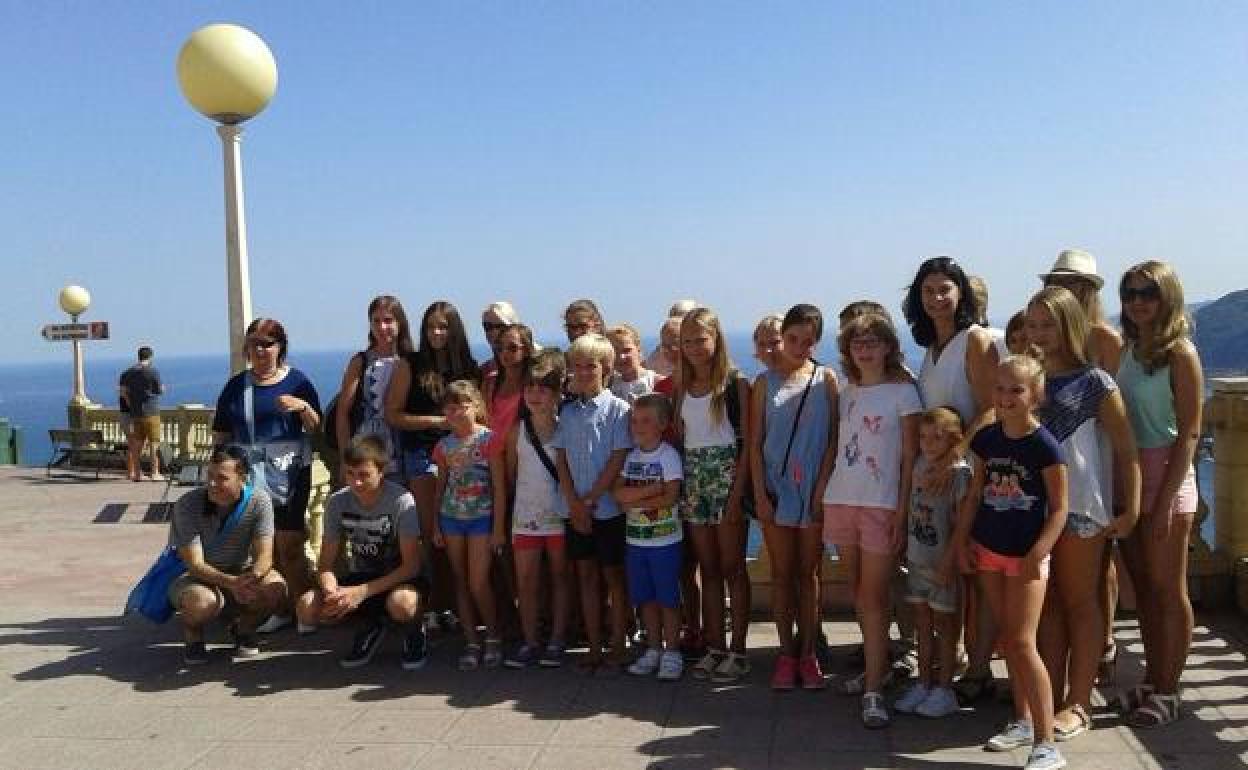 Niños de Chernóbil posan en el parque de atracciones de Igeldo. 