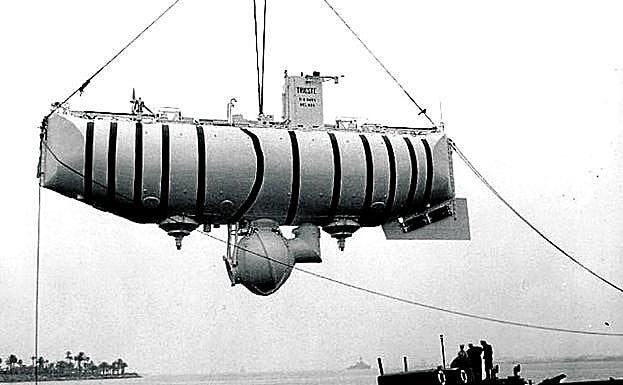 El batiscafo 'Trieste' es izado del agua. Piccard y Walsh viajaron en la esfera de la parte inferior. 
