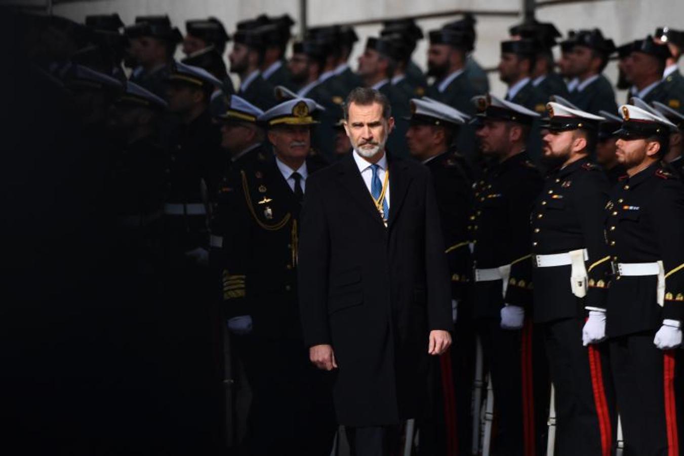 Felipe VI pasa revista a las tropas frente al Congreso