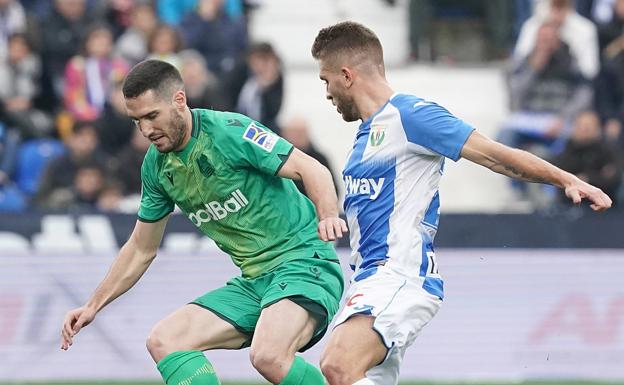 Zaldua protege el balón con su pierna derecha ante el acoso de Kevin Rodrigues. 