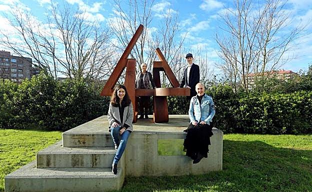 La trabajadora social Ainhoa Oregui, la voluntaria María Jesús Iraola, y los enfermos Jon Arbelaiz y Alaitz Carnicero.