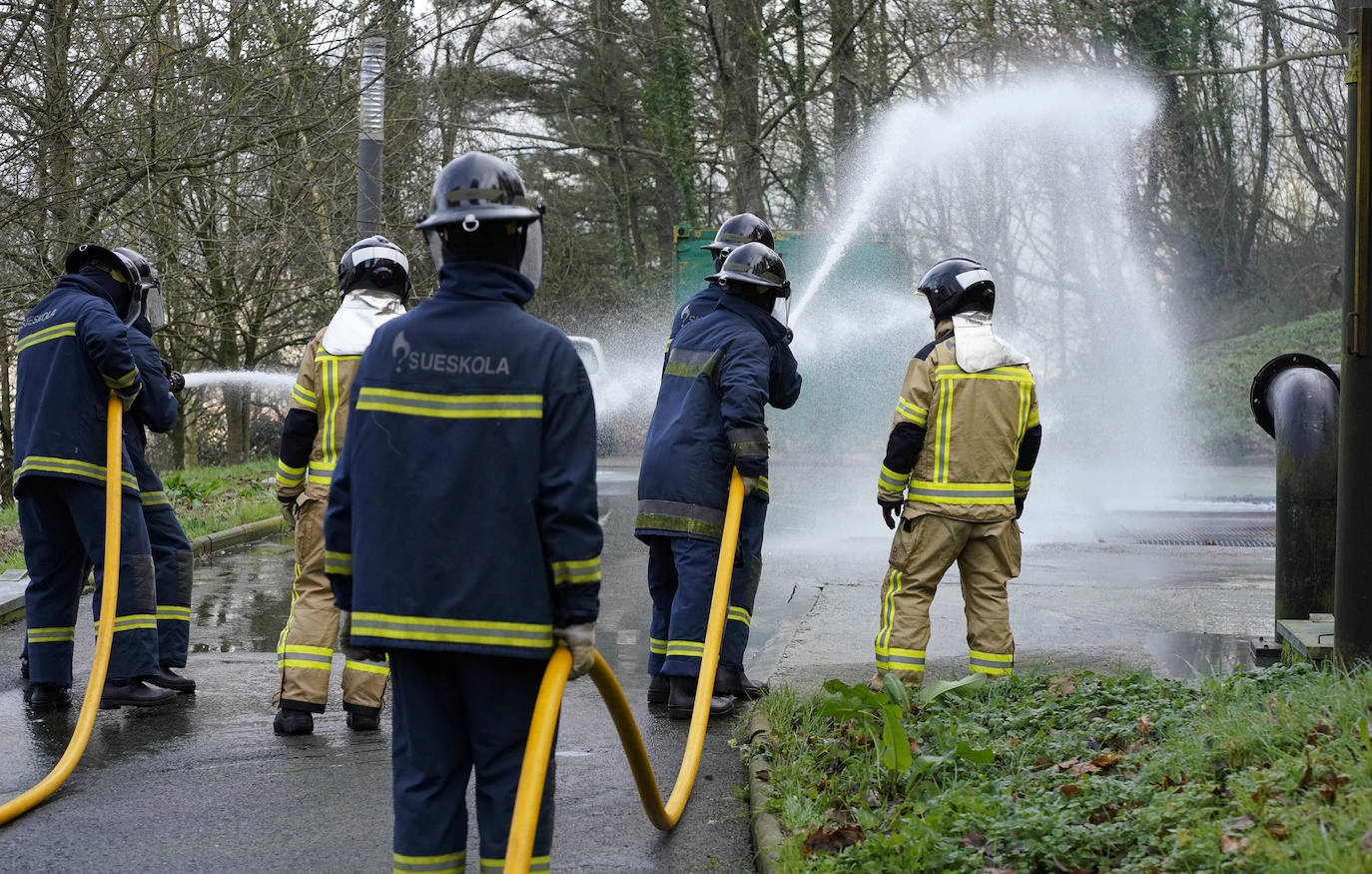 La Fundación Sueskola está de celebración. El centro de Adiestramiento en Prevención y Extinción de Incendios, dependiente de la Diputación de Gipuzkoa, cumple diez años de vida. Ha formado a más de 37.000 alumnos de todo Gipuzkoa, Bizkaia, Álava, La Rioja, Navarra y Andorra, y ha organizado 2.700 cursos. El diputado general de Gipuzkoa, Markel Olano, visitó este lunes las instalaciones de Ordizia.