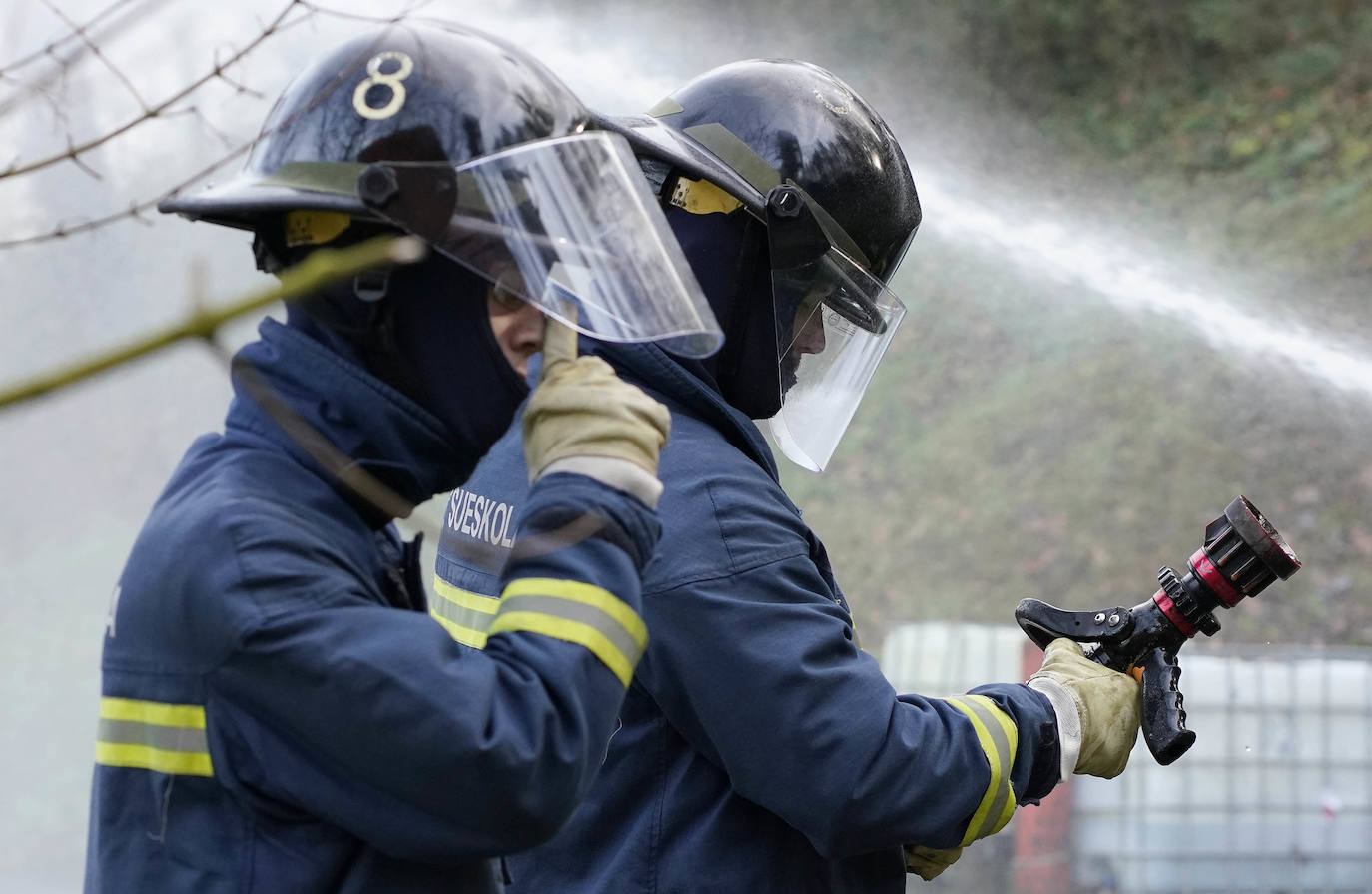 La Fundación Sueskola está de celebración. El centro de Adiestramiento en Prevención y Extinción de Incendios, dependiente de la Diputación de Gipuzkoa, cumple diez años de vida. Ha formado a más de 37.000 alumnos de todo Gipuzkoa, Bizkaia, Álava, La Rioja, Navarra y Andorra, y ha organizado 2.700 cursos. El diputado general de Gipuzkoa, Markel Olano, visitó este lunes las instalaciones de Ordizia.