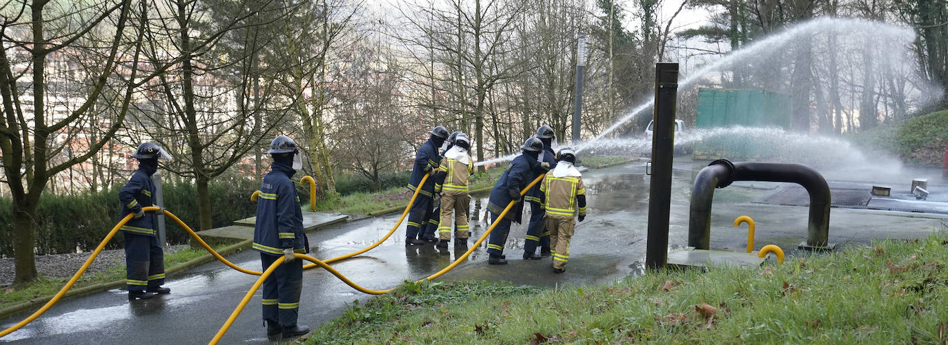 La Fundación Sueskola está de celebración. El centro de Adiestramiento en Prevención y Extinción de Incendios, dependiente de la Diputación de Gipuzkoa, cumple diez años de vida. Ha formado a más de 37.000 alumnos de todo Gipuzkoa, Bizkaia, Álava, La Rioja, Navarra y Andorra, y ha organizado 2.700 cursos. El diputado general de Gipuzkoa, Markel Olano, visitó este lunes las instalaciones de Ordizia.