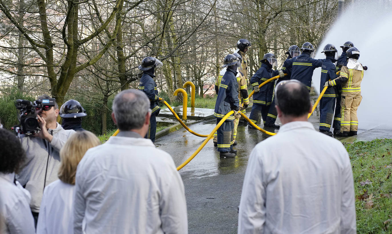 La Fundación Sueskola está de celebración. El centro de Adiestramiento en Prevención y Extinción de Incendios, dependiente de la Diputación de Gipuzkoa, cumple diez años de vida. Ha formado a más de 37.000 alumnos de todo Gipuzkoa, Bizkaia, Álava, La Rioja, Navarra y Andorra, y ha organizado 2.700 cursos. El diputado general de Gipuzkoa, Markel Olano, visitó este lunes las instalaciones de Ordizia.