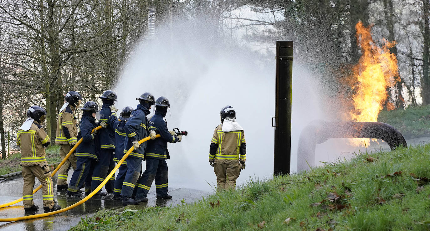La Fundación Sueskola está de celebración. El centro de Adiestramiento en Prevención y Extinción de Incendios, dependiente de la Diputación de Gipuzkoa, cumple diez años de vida. Ha formado a más de 37.000 alumnos de todo Gipuzkoa, Bizkaia, Álava, La Rioja, Navarra y Andorra, y ha organizado 2.700 cursos. El diputado general de Gipuzkoa, Markel Olano, visitó este lunes las instalaciones de Ordizia.