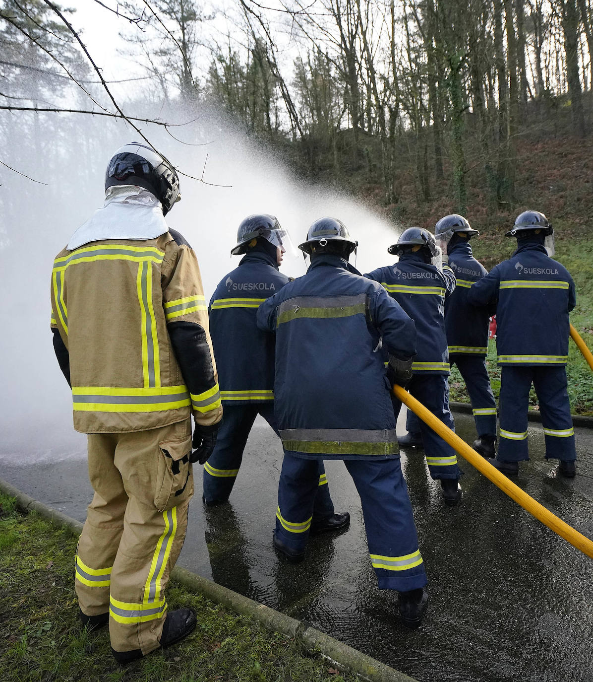 La Fundación Sueskola está de celebración. El centro de Adiestramiento en Prevención y Extinción de Incendios, dependiente de la Diputación de Gipuzkoa, cumple diez años de vida. Ha formado a más de 37.000 alumnos de todo Gipuzkoa, Bizkaia, Álava, La Rioja, Navarra y Andorra, y ha organizado 2.700 cursos. El diputado general de Gipuzkoa, Markel Olano, visitó este lunes las instalaciones de Ordizia.