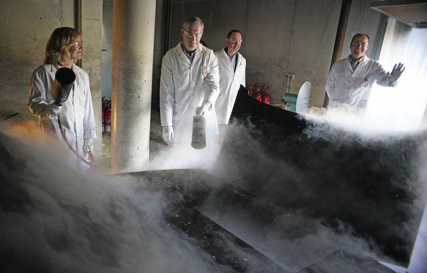 La Fundación Sueskola está de celebración. El centro de Adiestramiento en Prevención y Extinción de Incendios, dependiente de la Diputación de Gipuzkoa, cumple diez años de vida. Ha formado a más de 37.000 alumnos de todo Gipuzkoa, Bizkaia, Álava, La Rioja, Navarra y Andorra, y ha organizado 2.700 cursos. El diputado general de Gipuzkoa, Markel Olano, visitó este lunes las instalaciones de Ordizia.