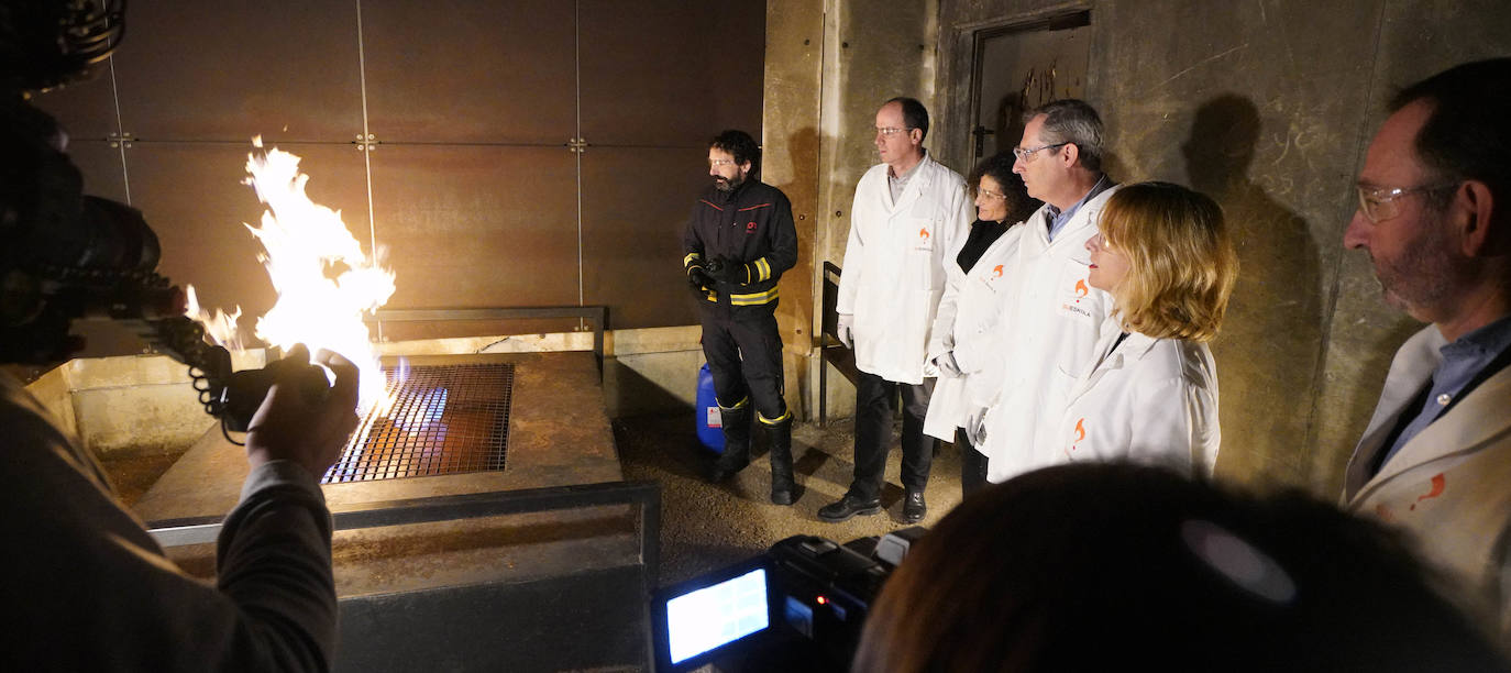 La Fundación Sueskola está de celebración. El centro de Adiestramiento en Prevención y Extinción de Incendios, dependiente de la Diputación de Gipuzkoa, cumple diez años de vida. Ha formado a más de 37.000 alumnos de todo Gipuzkoa, Bizkaia, Álava, La Rioja, Navarra y Andorra, y ha organizado 2.700 cursos. El diputado general de Gipuzkoa, Markel Olano, visitó este lunes las instalaciones de Ordizia.