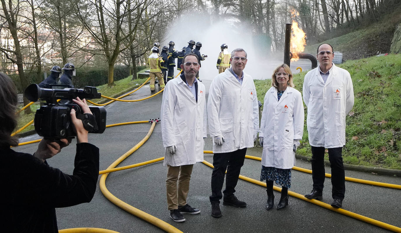 La Fundación Sueskola está de celebración. El centro de Adiestramiento en Prevención y Extinción de Incendios, dependiente de la Diputación de Gipuzkoa, cumple diez años de vida. Ha formado a más de 37.000 alumnos de todo Gipuzkoa, Bizkaia, Álava, La Rioja, Navarra y Andorra, y ha organizado 2.700 cursos. El diputado general de Gipuzkoa, Markel Olano, visitó este lunes las instalaciones de Ordizia.