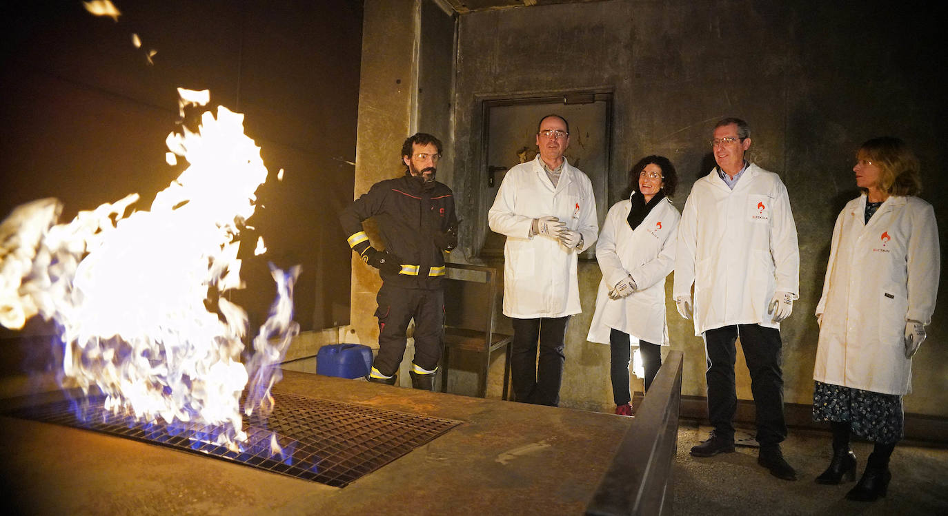 La Fundación Sueskola está de celebración. El centro de Adiestramiento en Prevención y Extinción de Incendios, dependiente de la Diputación de Gipuzkoa, cumple diez años de vida. Ha formado a más de 37.000 alumnos de todo Gipuzkoa, Bizkaia, Álava, La Rioja, Navarra y Andorra, y ha organizado 2.700 cursos. El diputado general de Gipuzkoa, Markel Olano, visitó este lunes las instalaciones de Ordizia.