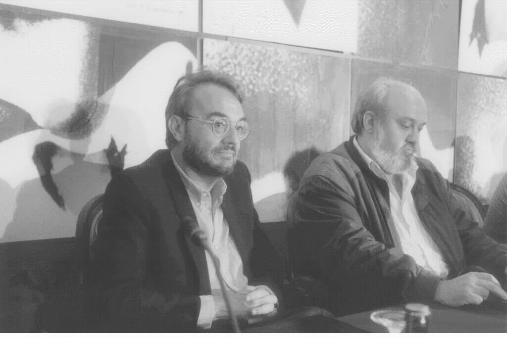 Manuel Gutiérrez Aragón y Josén Luis Cuerda en una rueda de prensa de 1993 en el Zinemaldia