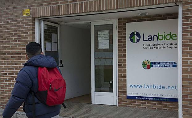 Exterior de la oficina de Lanbide en Donostia. 