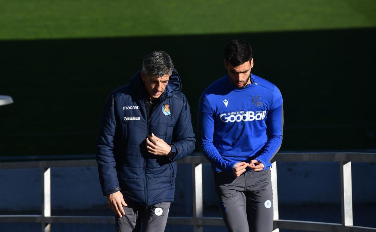 Imanol charla con Merino en el entrenamiento de este miércoles en Zubieta