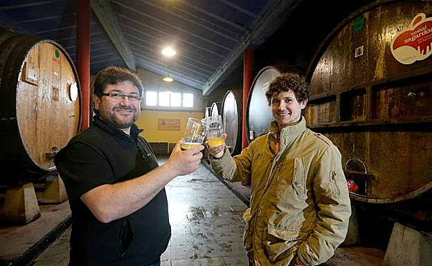 Hur y Joseba Astarbe brindan con la sidra este 2020.