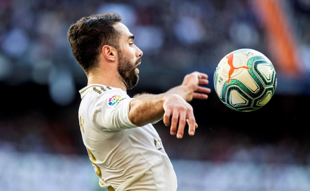 Carvajal controla un balón en el partido del pasado sábado ante el Atlético. 