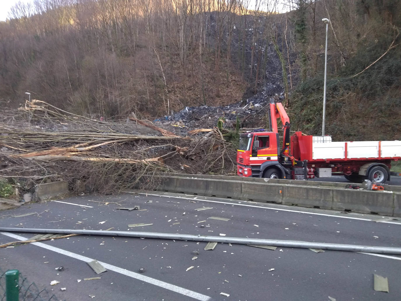 La autopista AP-8 está cortada en ambos sentidos a la altura de Zaldibar por un desprendimiento de tierras que ha provocado la caída de un árbol de grandes dimensiones sobre la calzada. Según ha informado el Departamento de Seguridad, el tráfico sentido Irun se está desviando por la salida de Ermua y sentido Cantabria por la salida de Eibar. 