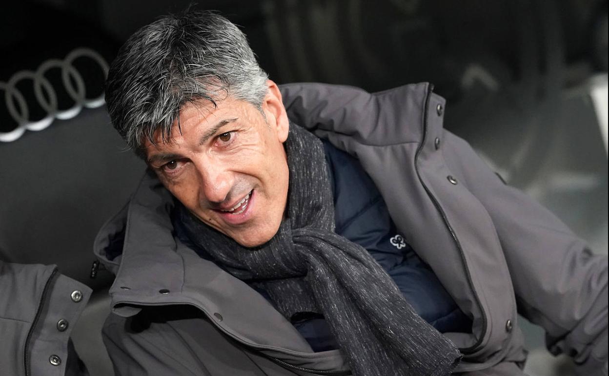 Imanol Alguacil en el banquillo del Bernabéu antes del inicio del partido. 