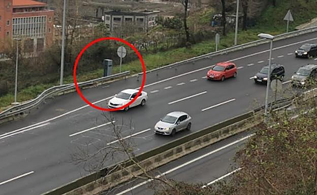 El radar de los «flashazos» en la A-8 que desconcierta a los conductores