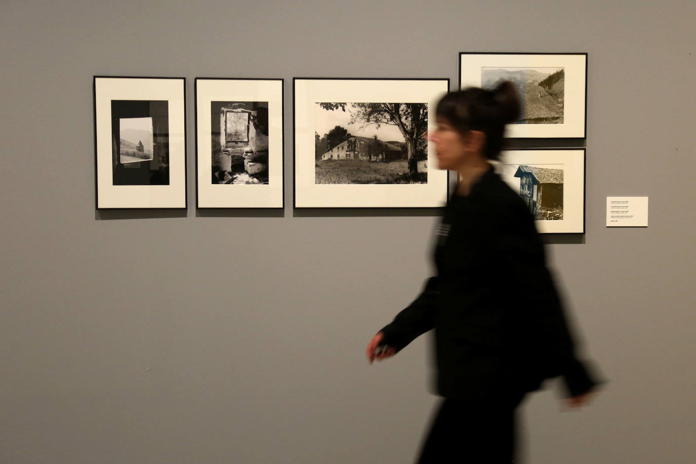 Todas las series en las que Antton Elizegi ha plasmado su trabajo están representadas en una exposición que recoge la mirada, muy personal, que ha dirigido al entorno.