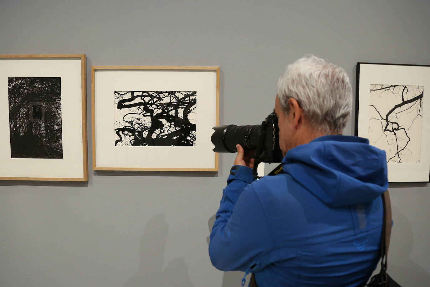 Todas las series en las que Antton Elizegi ha plasmado su trabajo están representadas en una exposición que recoge la mirada, muy personal, que ha dirigido al entorno.