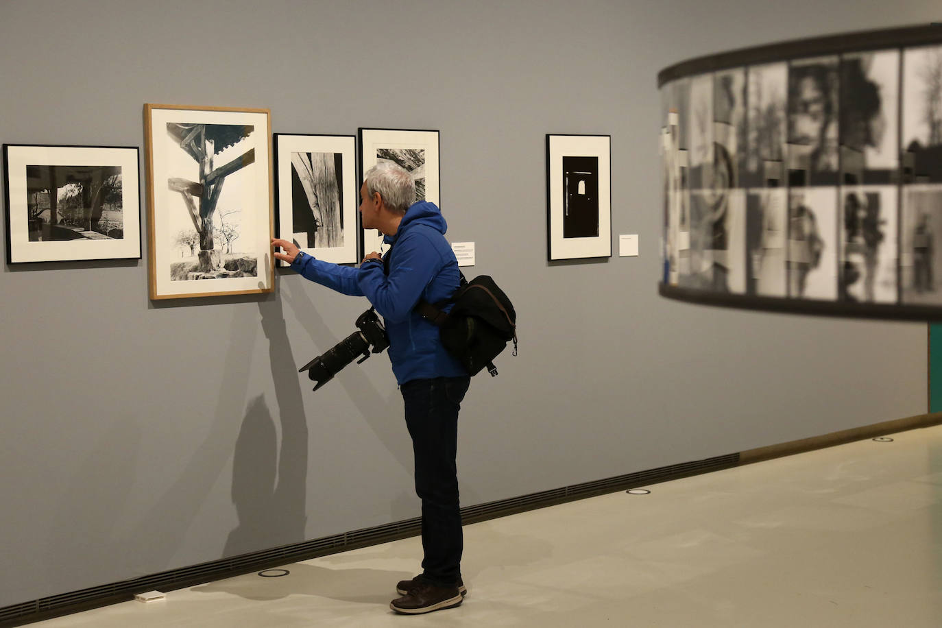 Todas las series en las que Antton Elizegi ha plasmado su trabajo están representadas en una exposición que recoge la mirada, muy personal, que ha dirigido al entorno.