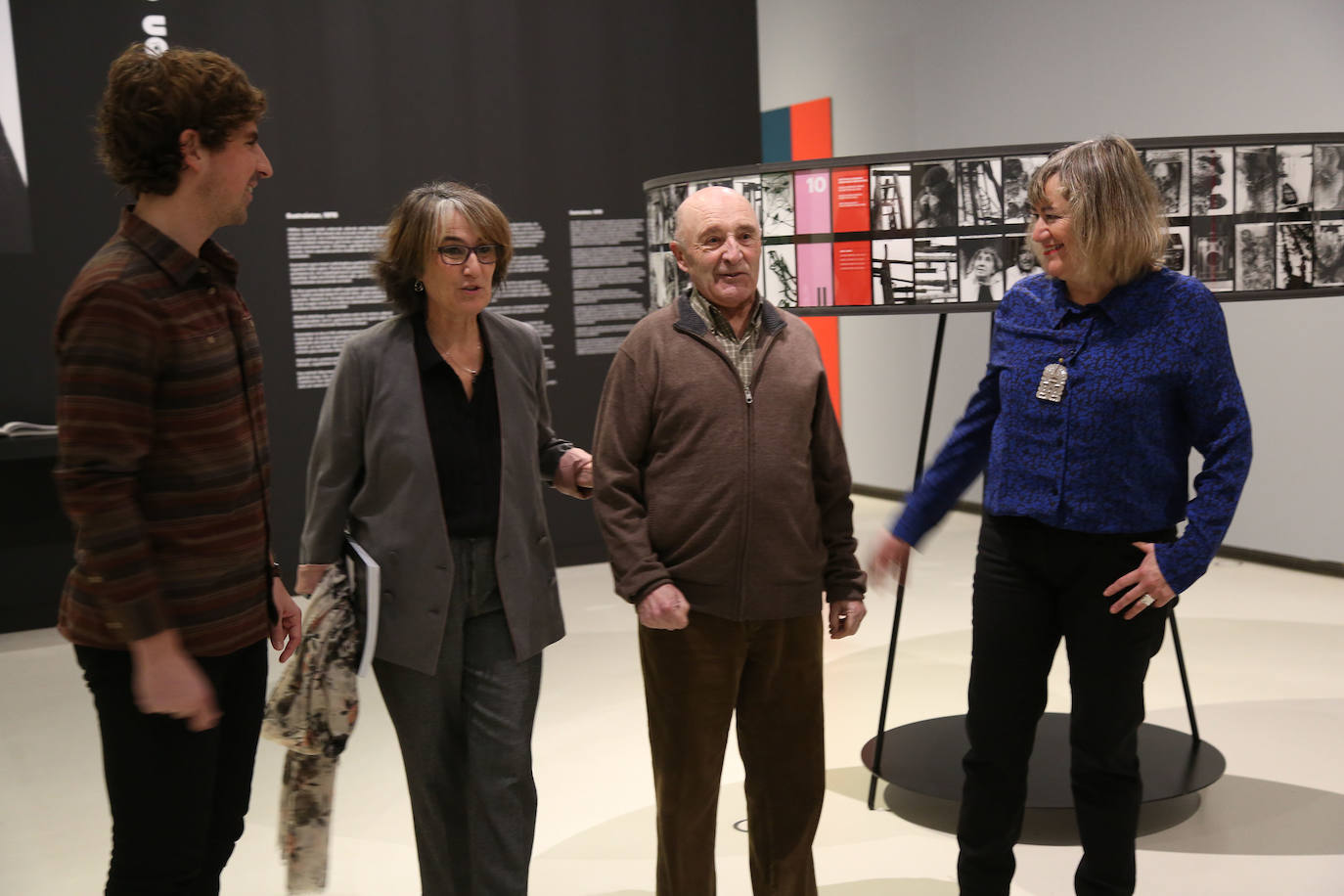 Todas las series en las que Antton Elizegi ha plasmado su trabajo están representadas en una exposición que recoge la mirada, muy personal, que ha dirigido al entorno.