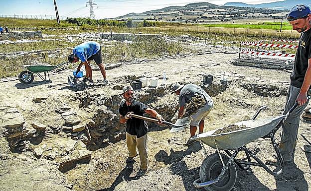 Cinco arqueólogos más sospechan ante el juez que en Iruña Veleia se manipulaban las piezas
