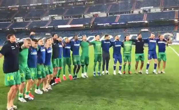 Vídeo: Así celebraron los jugadores de la Real Sociedad la victoria en el césped del Bernabéu