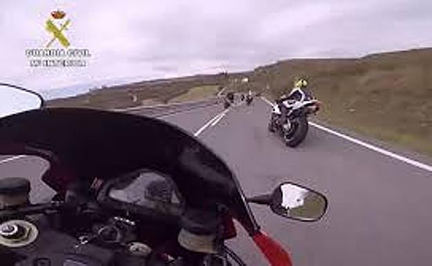 Diez moteros grabando en el móvil a más de 200 k/h por Navarra