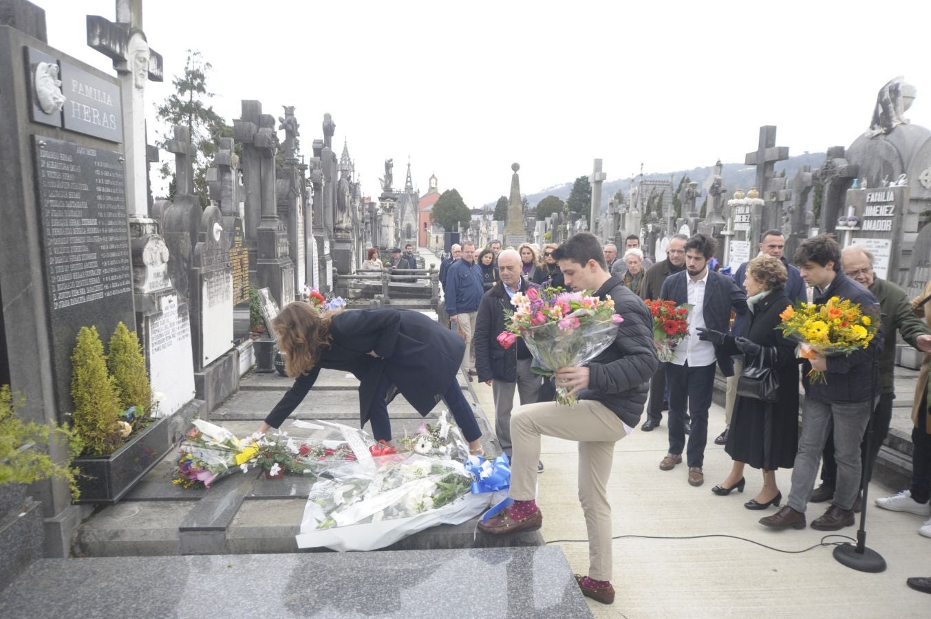El alcalde Goia, Manuel Valls y Adolfo Suárez Illana asisten en San Sebastián al homenaje por el histórico socialista asesinado hace 24 años.