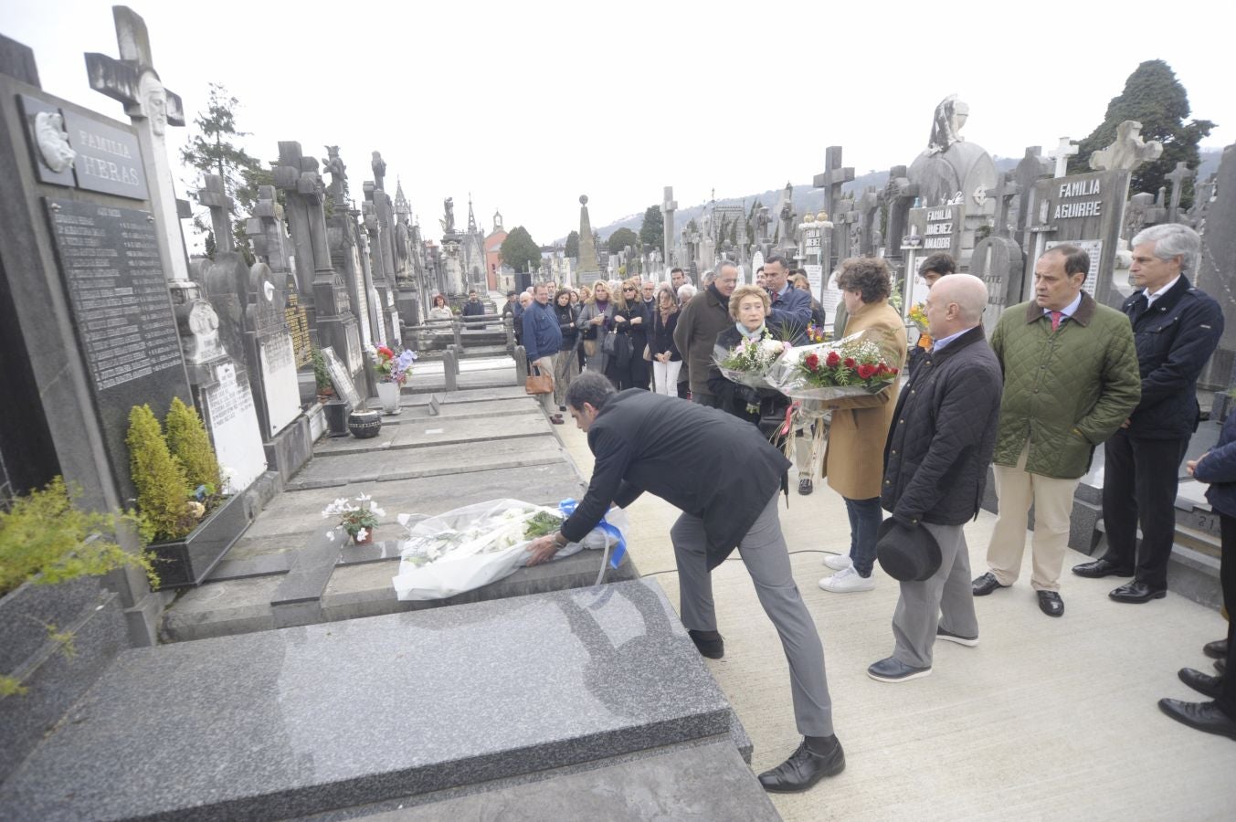 El alcalde Goia, Manuel Valls y Adolfo Suárez Illana asisten en San Sebastián al homenaje por el histórico socialista asesinado hace 24 años.