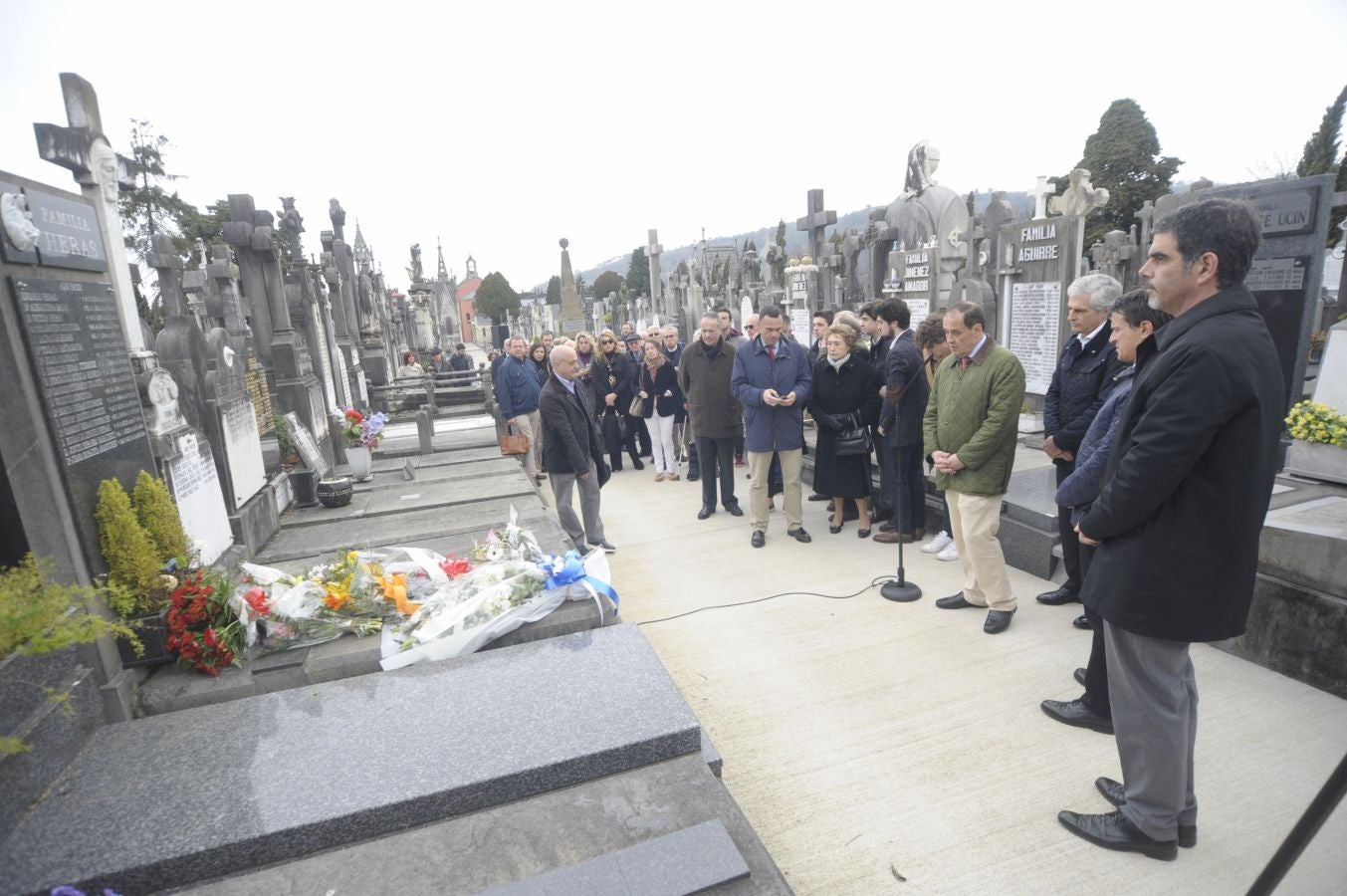 El alcalde Goia, Manuel Valls y Adolfo Suárez Illana asisten en San Sebastián al homenaje por el histórico socialista asesinado hace 24 años.