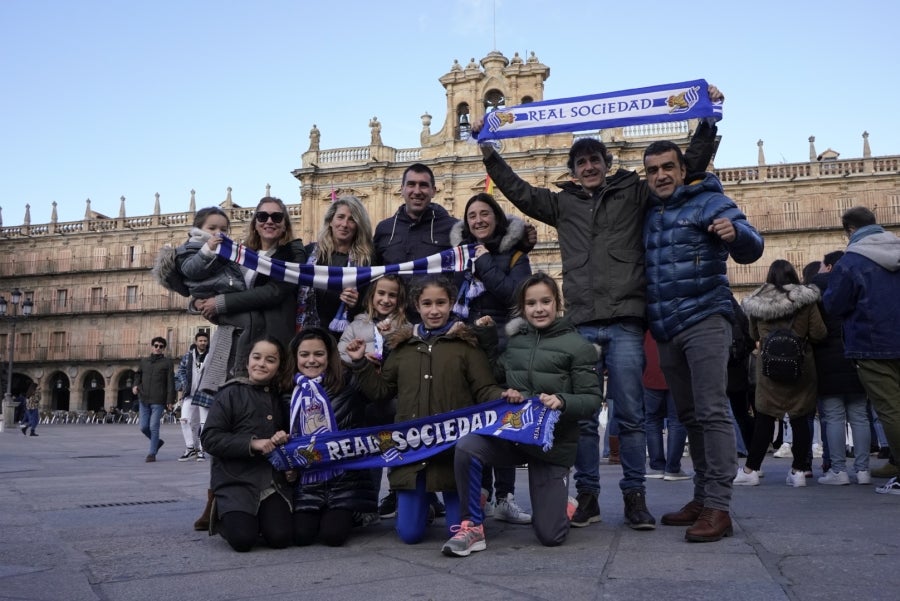 La afición de la Real Sociedad acompaña a las jugadoras y se prepara para la final de la Supercopa, en Salamanca. 